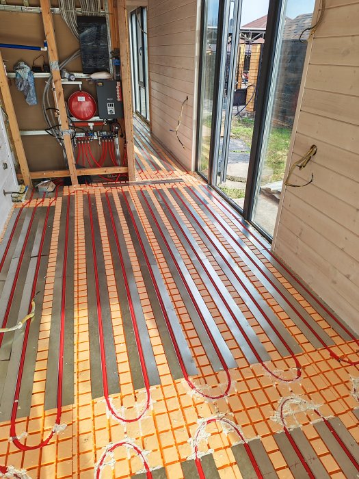 Монтаж теплого пола в доме из морского контейнера под ключ для жизни.